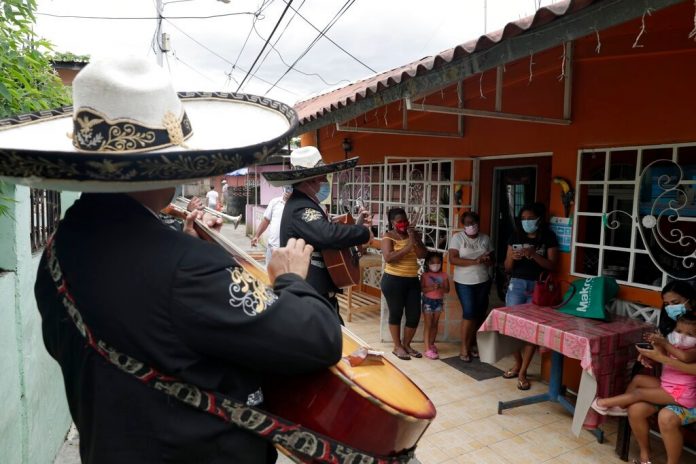 Panama orders men and women to shop on different days
