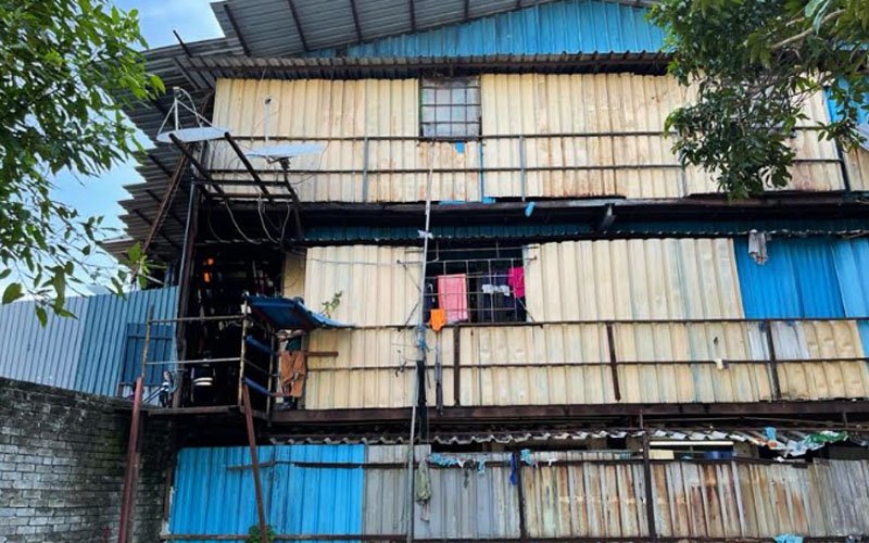 Glove makers ordered to close after 781 found staying in containers