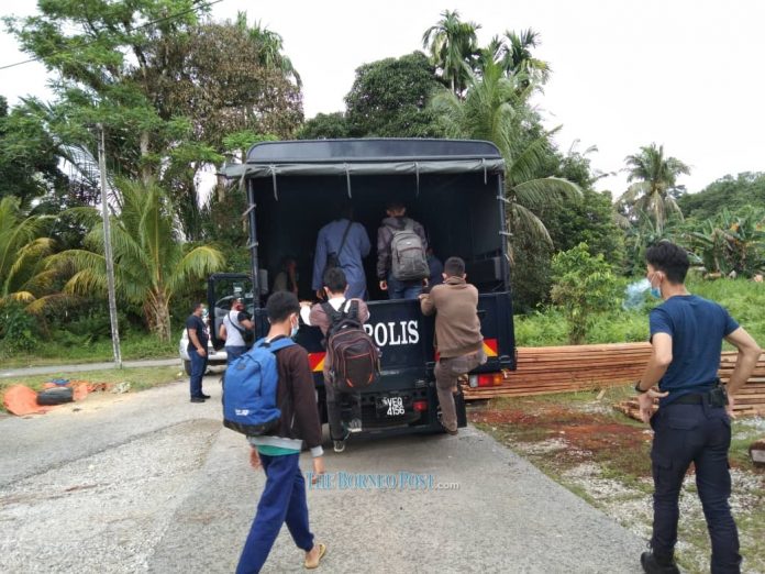 Bau police apprehend 3 local men for allegedly smuggling 7 Indonesians into country