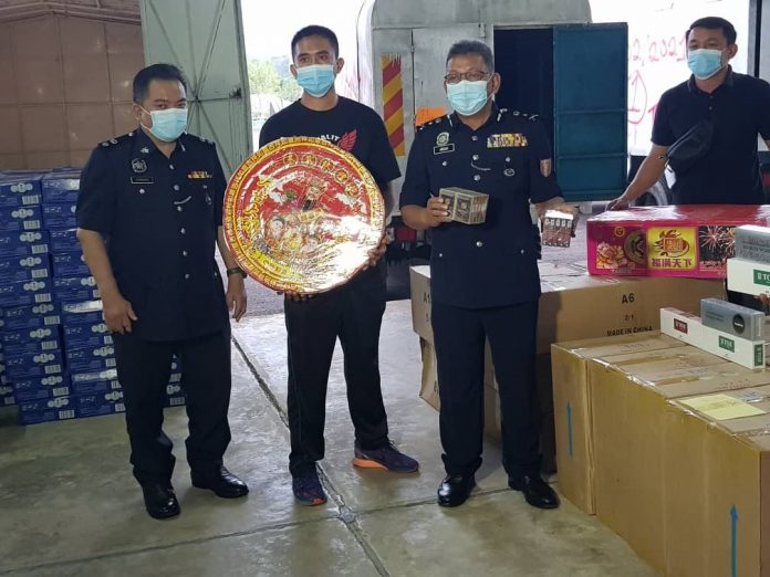 RM2.9 mln alcoholic drinks, fags, firecrackers seized from nine lorries