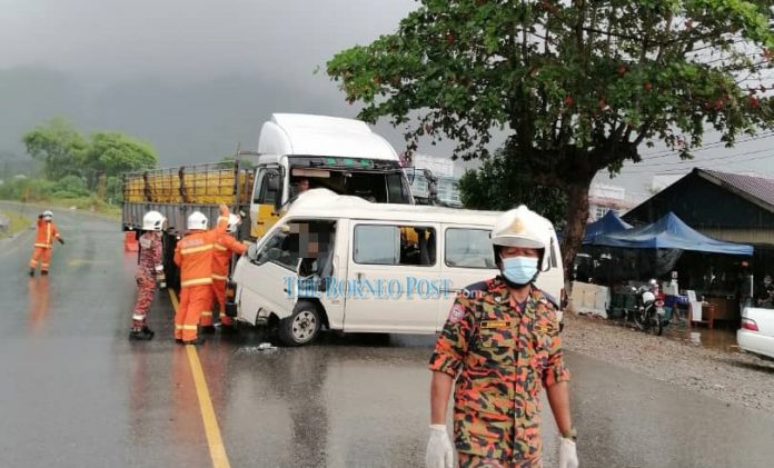 Senior citizen killed after van collides with LPG-loaded lorry at Jalan Simpang Gedong in Serian
