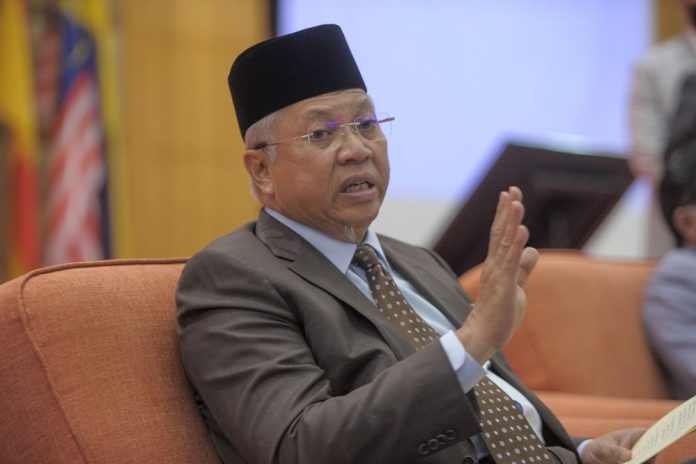 Report: Annuar Musa rubbishes Dr M’s claim that Umno, PAS, Bersatu to split post GE15