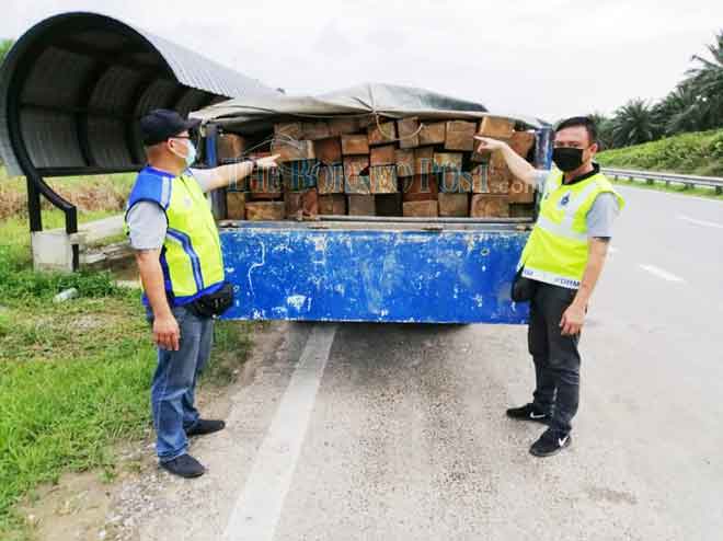 Lorry and Batak wood cargo without permit seized