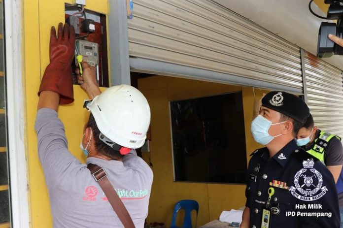 15 gambling suspects detained, power supply cut