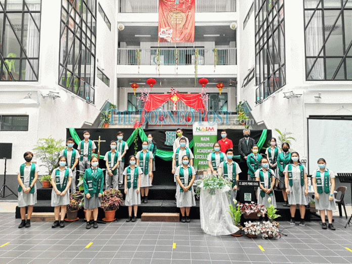 Naim Foundation presents awards to 20 top students of SJPS