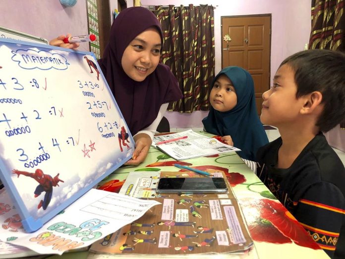 Sabah parents double up as teachers to help with PdPR