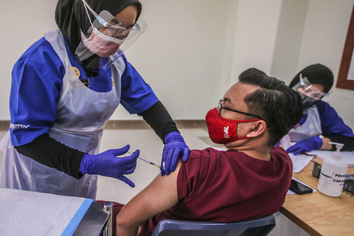 Health minister: 292,104 individuals have received Covid-19 vaccine