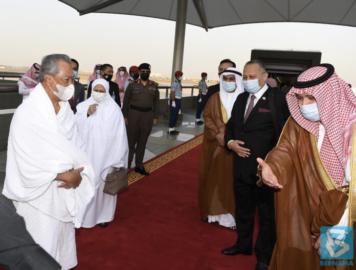 PM Muhyiddin, wife perform Umrah