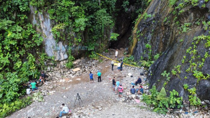 Rescue workers closer to extricating body of crushed gold miner in Gunung Tabai