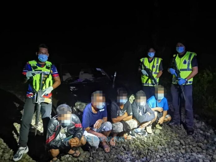 Man arrested for transporting four illegal immigrants in Serian