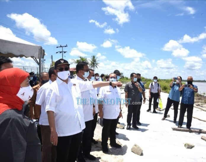 Abang Johari: Riverwall to be built at Simunjan to halt erosion