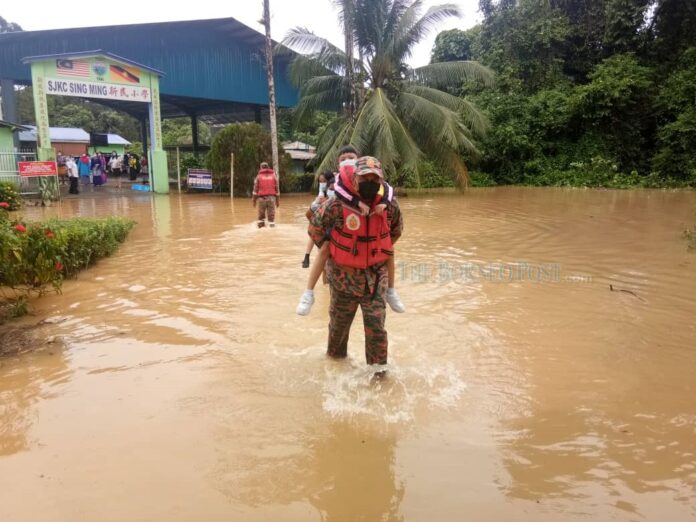 Bomba men make detour to ferry SJK Sing Ming pupils across flood