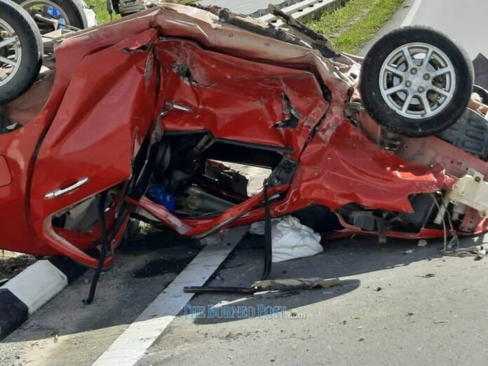 Man perishes after car collides with traffic light pole at Kilometre 22, Jalan Miri-Bintulu