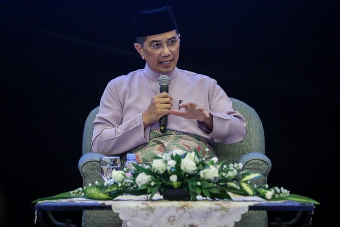 At civil servants’ gathering, Azmin reveals luxury car producer renowned for ‘precision engineering’ to set up base in Malaysia