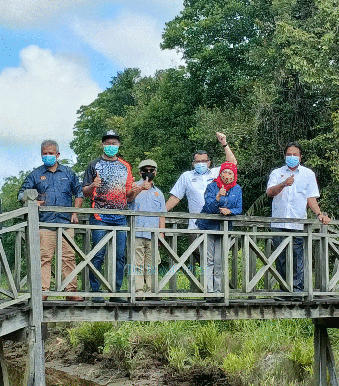Minister sees great eco-tourism potential in mangrove forest along Santaba River in Limbang