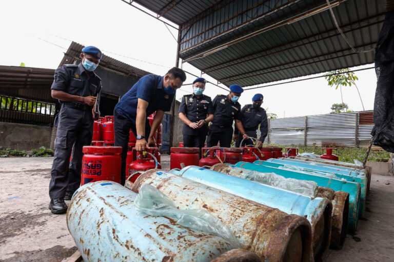 Authorities bust illegal cooking oil and LPG operations in Penang Authorities bust illegal cooking oil and LPG operations in Penang
