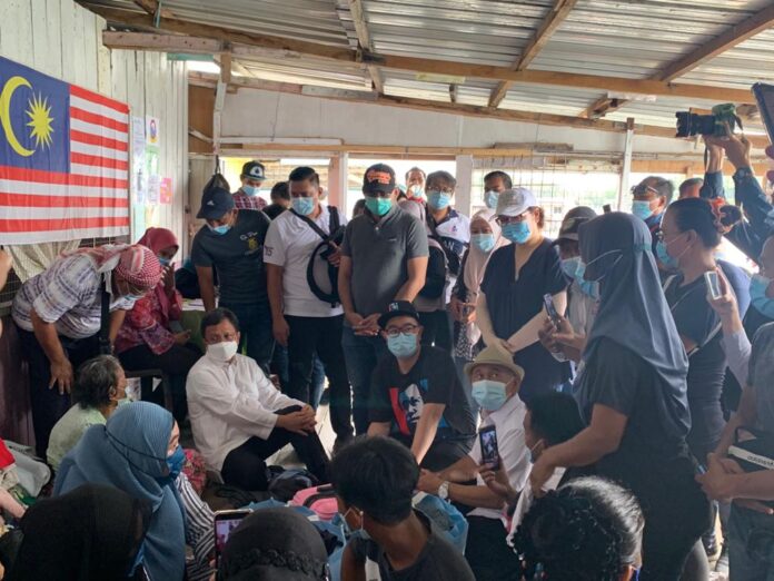 Shafie, reps visit Pulau Gaya fire victims