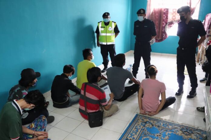 Two women among seven suspects detained in Putatan
