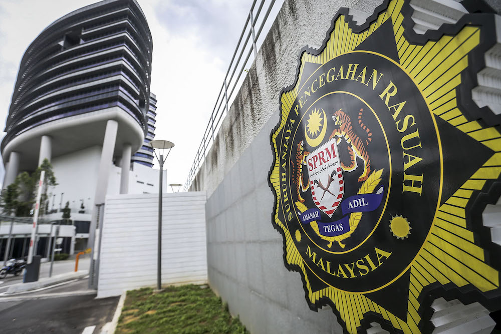 GLC director remanded for power abuse probe in Ipoh released on MACC bail