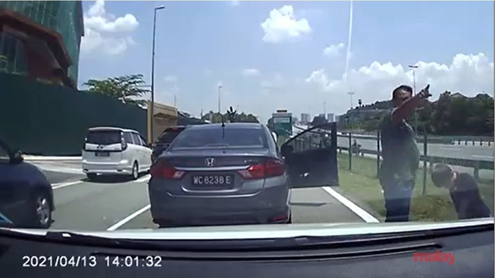 Carjacking in KL foiled by fellow motorists, suspect detained (VIDEO)