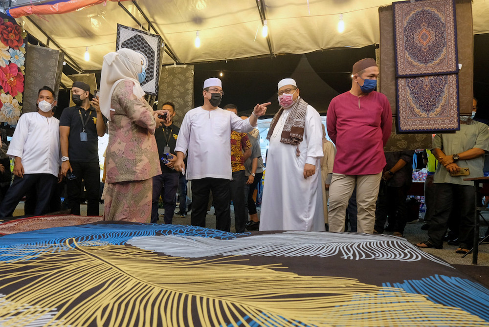 Melaka allows Aidilfitri Bazaar to operate until 2am