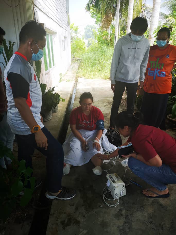 Woman suffers burns, 7 others unhurt as fire guts double-storey house