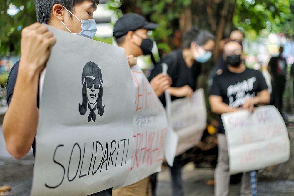 Solidarity gathering for arrested designer Fahmi Reza outside Dang Wangi police station (VIDEO)