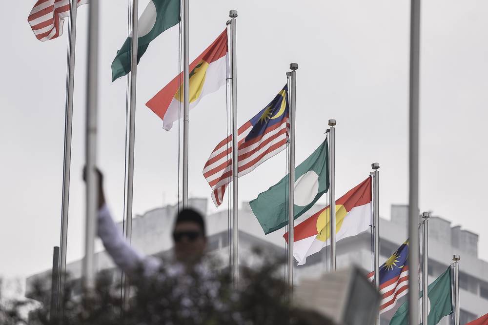 PAS’ link with disgraced Umno chiefs could drive some Malay votes toward Pakatan, says DAP leader
