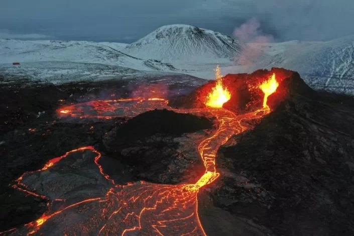 New lava stream flows from Iceland volcano