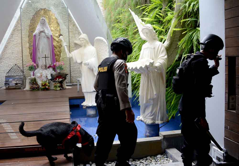 Heavy security at Indonesia churches for Easter