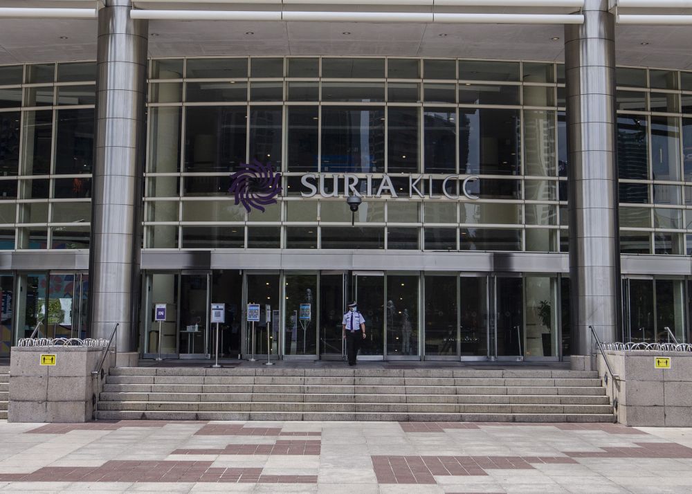 Man dies in ‘fall’ at Suria KLCC; cops on the scene