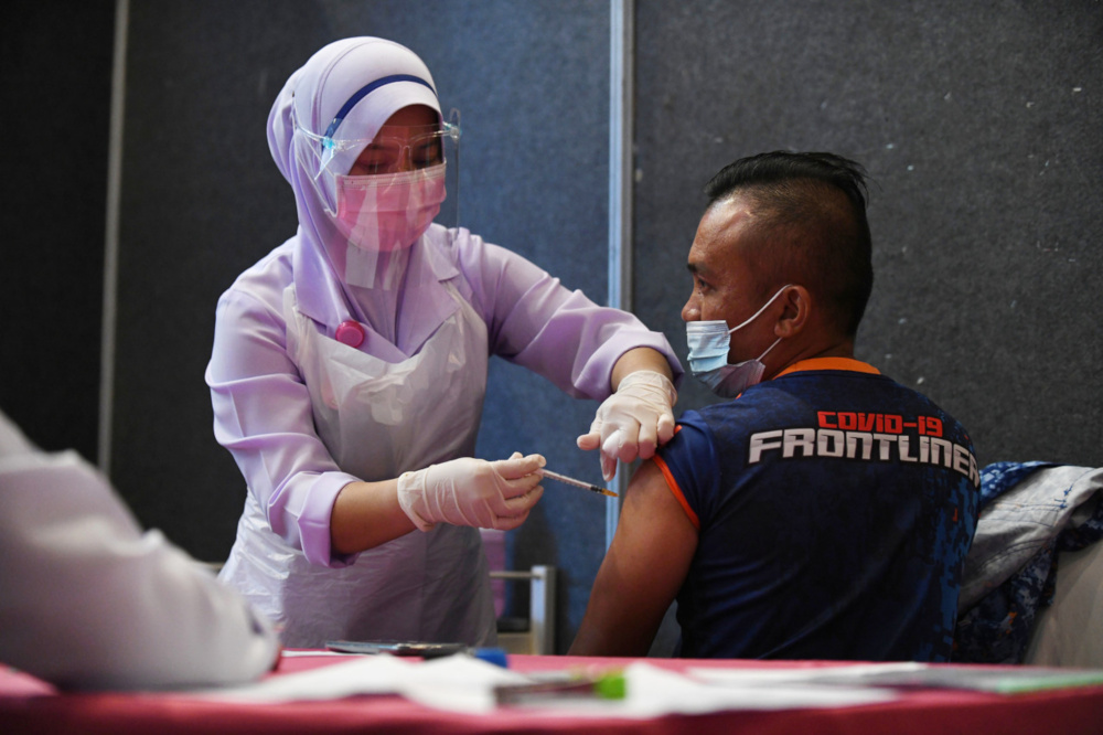 Health minister: 489,108 individuals complete both doses of Covid-19 vaccine