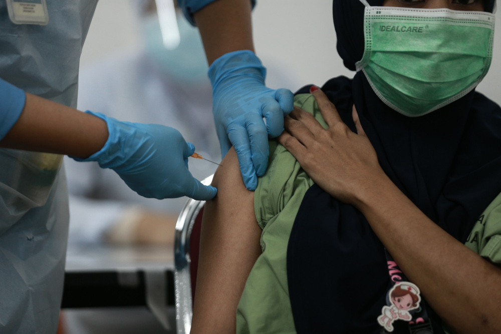 Health minister: 3.5pc vaccine recipients experience mild to serious side effects
