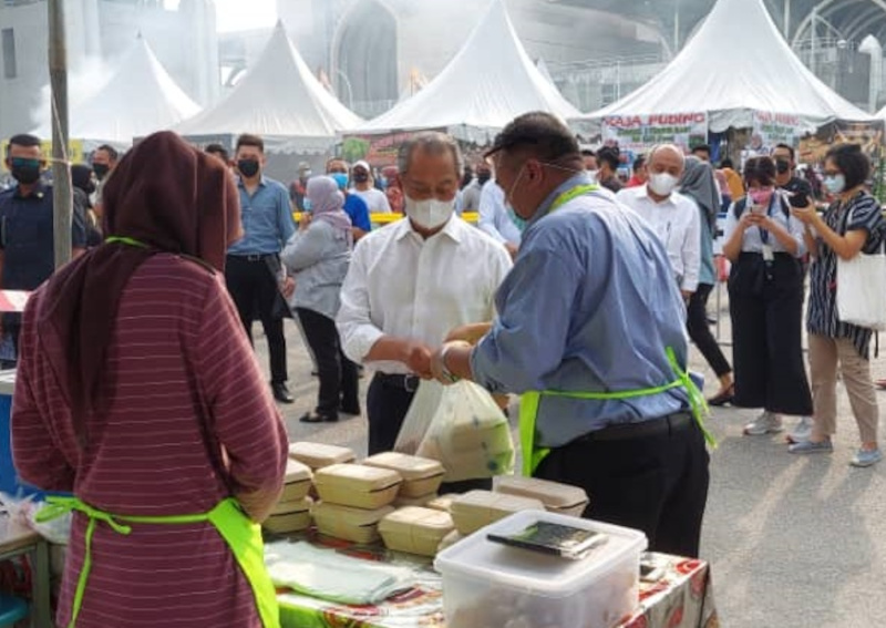 Muhyiddin visits Putrajaya Ramadan bazaar to observe SOP compliance