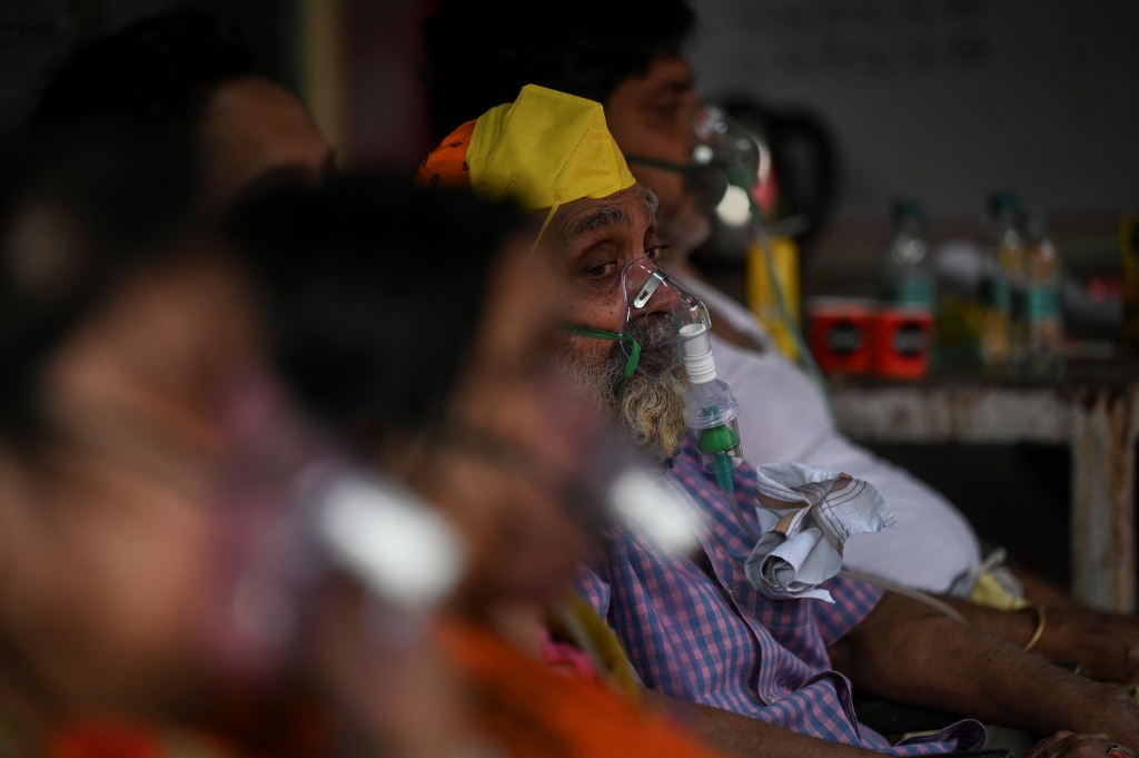 Lifesaving oxygen aid arrives in India as death toll hits new record