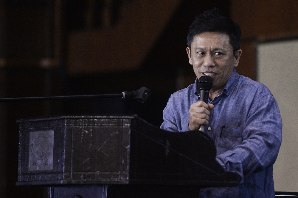 Deputy minister Ti spouts Covid-19 conspiracy theory on Twitter, then says only questioning article