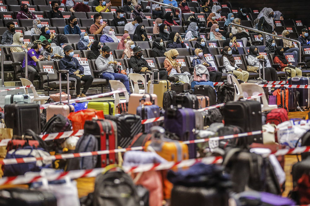 Minister: 70,000 IPT students return home in stages for Raya from today