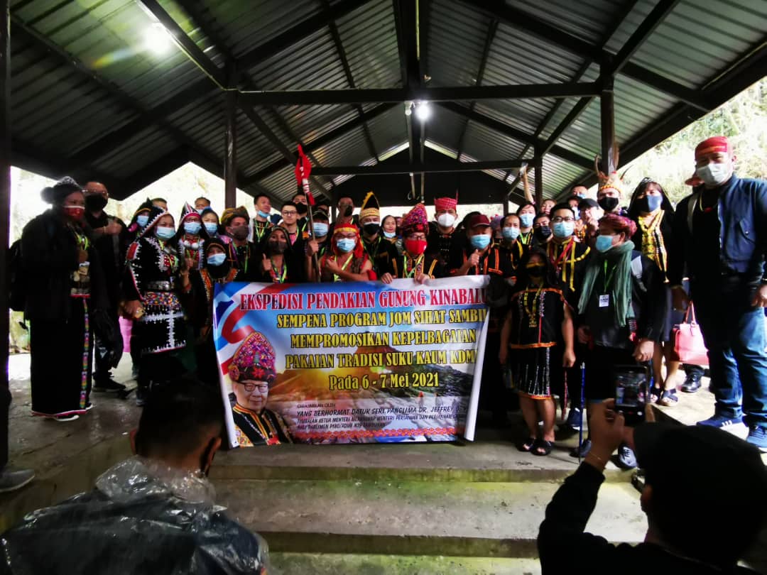 Jeffrey leads 50 climbers in ‘Jom Sihat’ up Mt Kinabalu