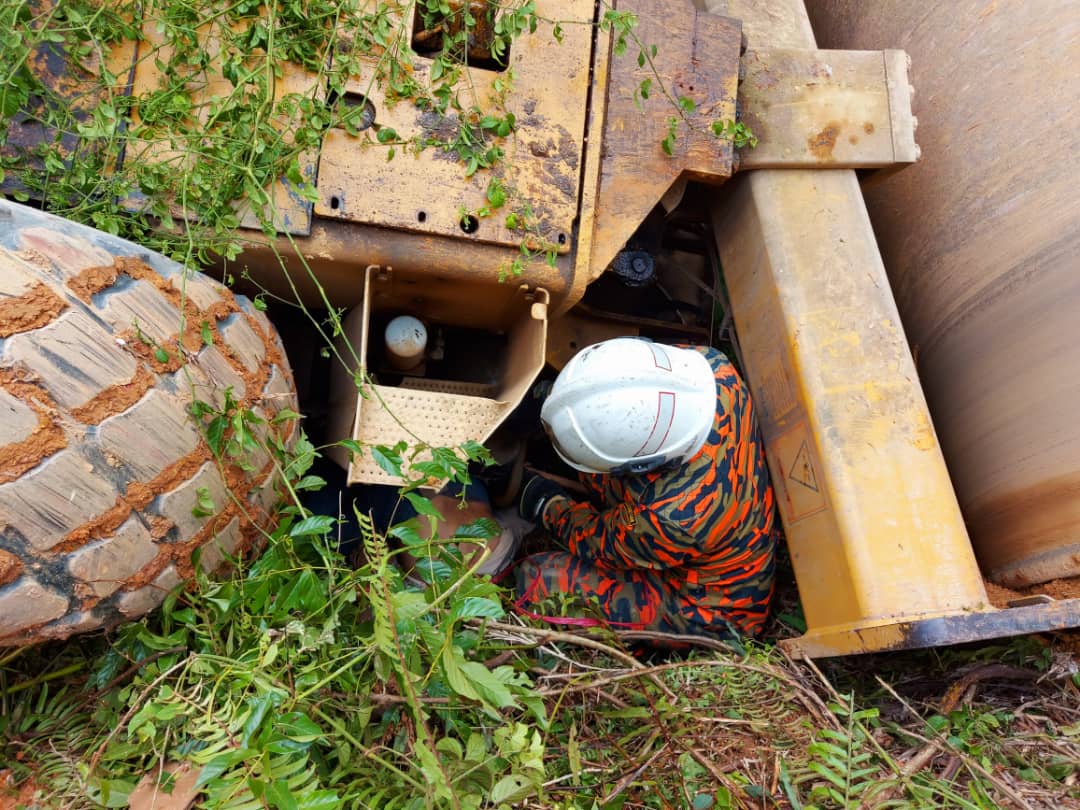 Heavy machinery operator crushed to death in Pakan