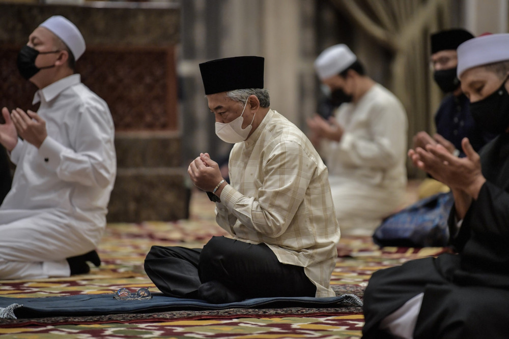 King, Queen perform hajat prayer for Palestinians