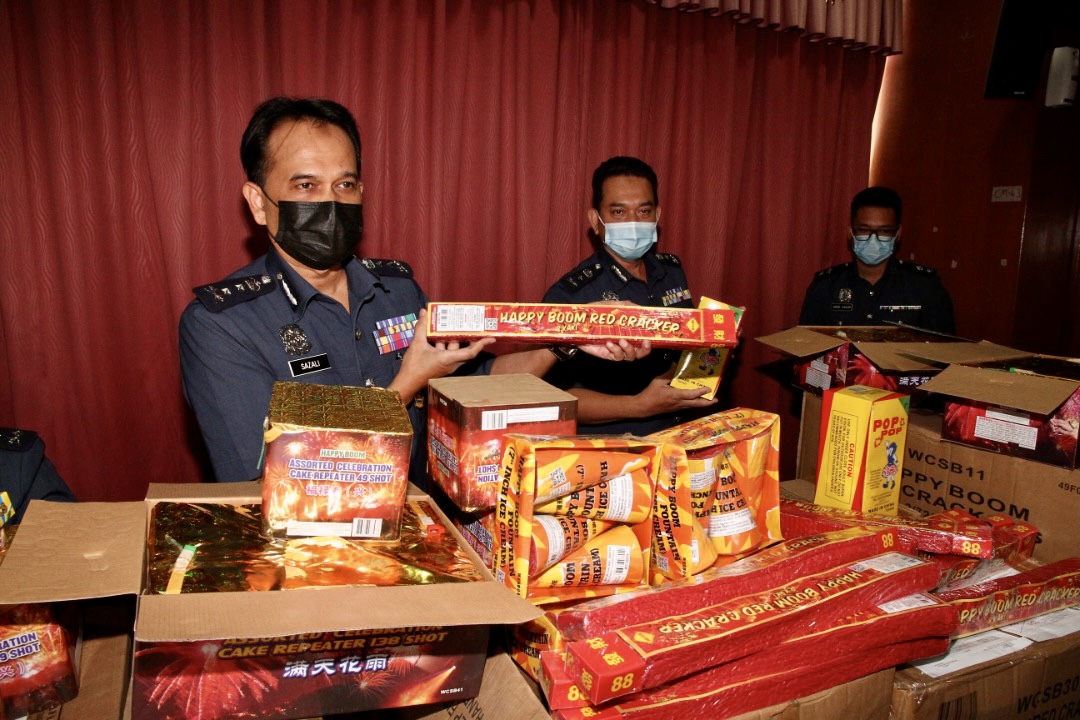 In Johor, Customs Dept raids illicit fireworks storage in Segamat village