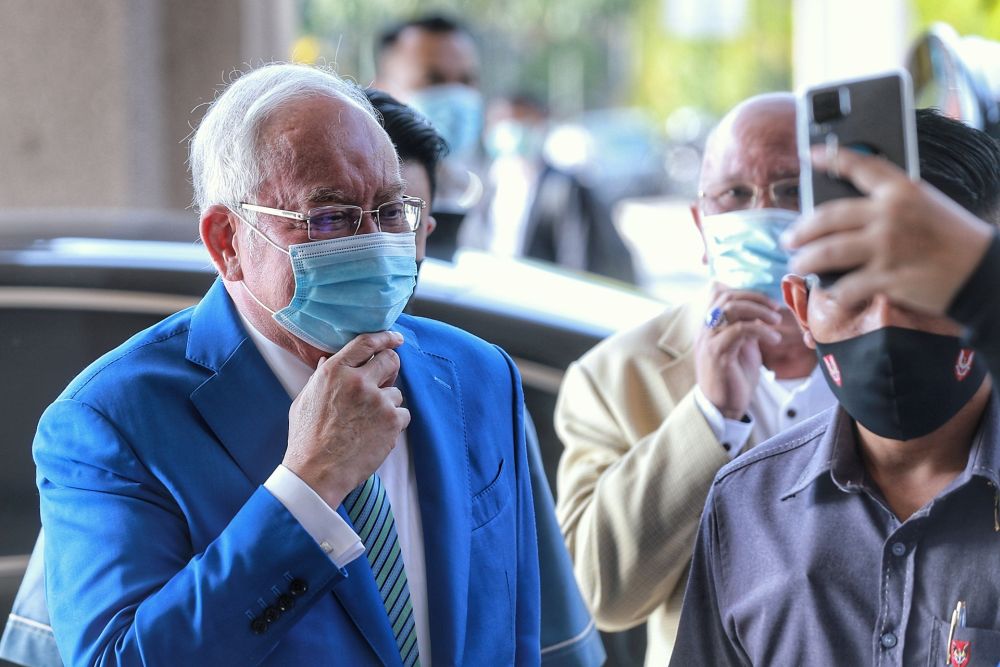 After paying his fines, Najib asks if Dr Mahathir will also be punished for SOP breach shown in video (VIDEO)