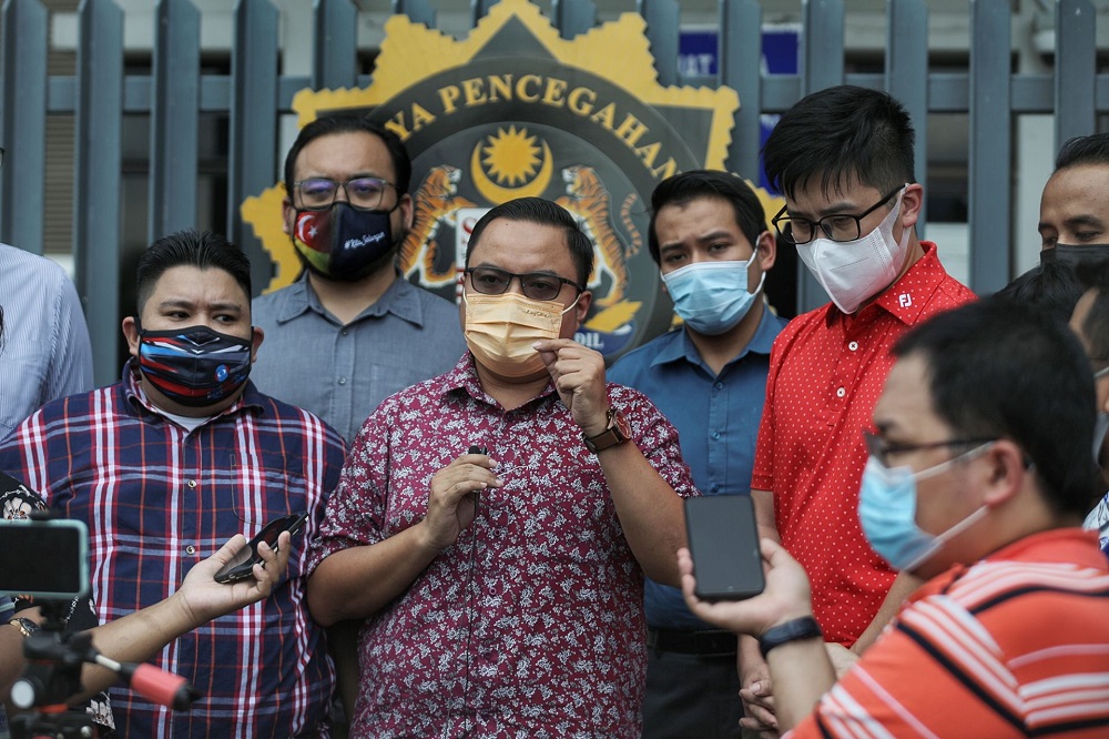 Pakatan Youth lodges MACC report over ex-IGP Abdul Hamid’s revelation of political interference in police matters