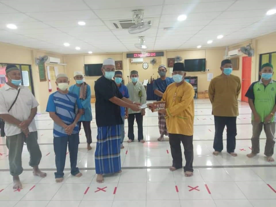95 ‘iman’, ‘bilal’ and ‘merbut’ receive ‘Duit Raya’
