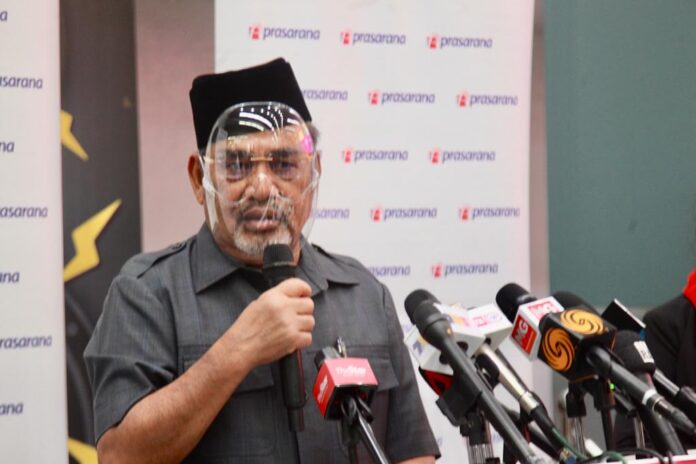 Masked Tajuddin arrives at Dang Wang police station for probe into maskless press conference