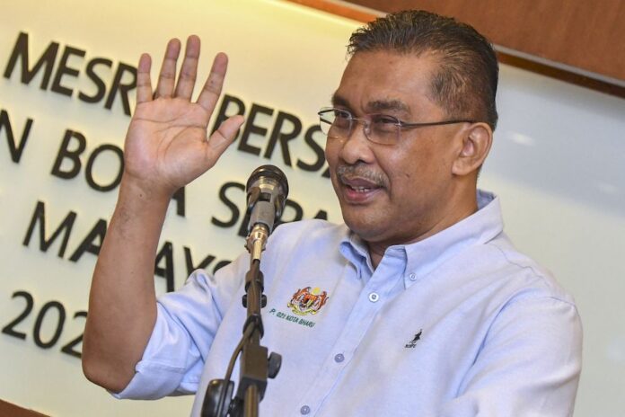 Law minister offers Kota Baru folks RM20 each if they get their Covid-19 jab