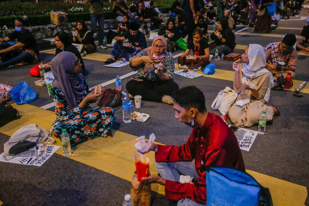 Cops call in around 90 who broke fast in front of Parliament yesterday urging for its reopening, end of Emergency