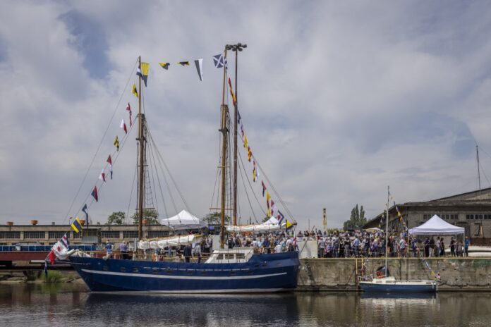 ‘Unique’ boat built by homeless Poles prepares to set sail