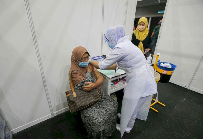 Covid-19 vaccine: Three more outreach programmes to be held in Jeli, says Mustapa