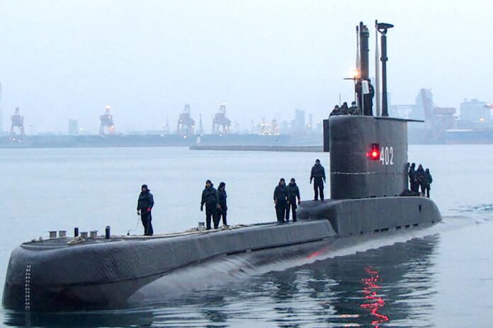 Indonesia halts deep-sea salvage of sunken submarine